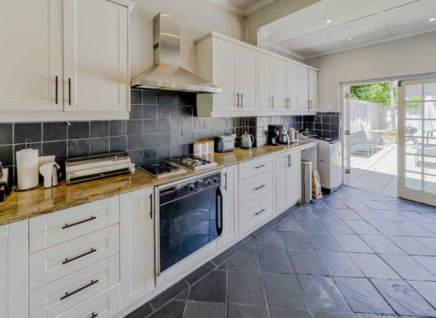 2 Bedroom Property for Sale in Claremont Village Western Cape